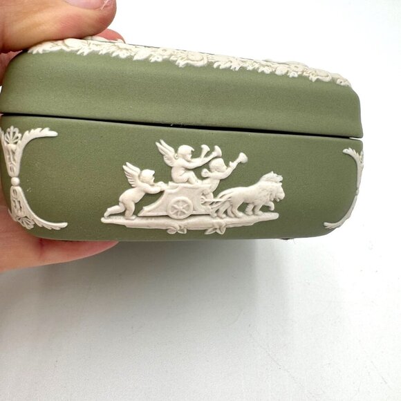 Wedgwood Jasperware Sage Green Square Lidded Trinket Box Angels Cherub Flowers - Picture 4 of 12